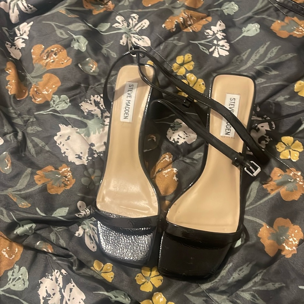 Steve Madden Black strap sandals